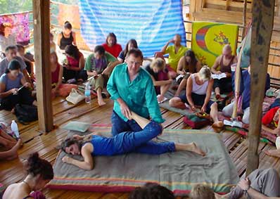 Asokananda teaches Thaiyogamassage at Lahu Village